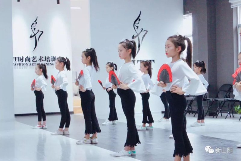 如何让孩子的口才表演更加出彩?——从妆容入手